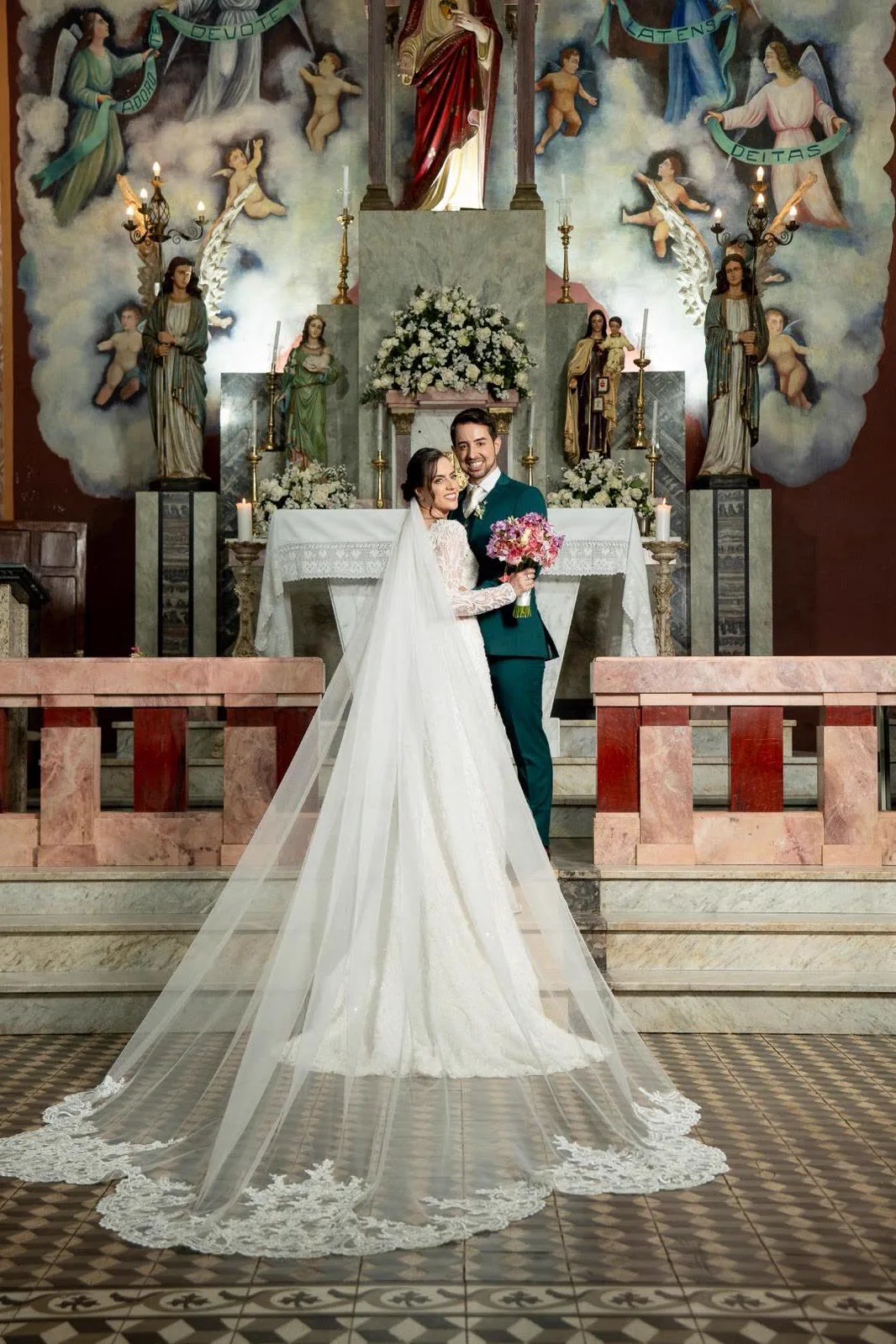 Noivos posando no altar